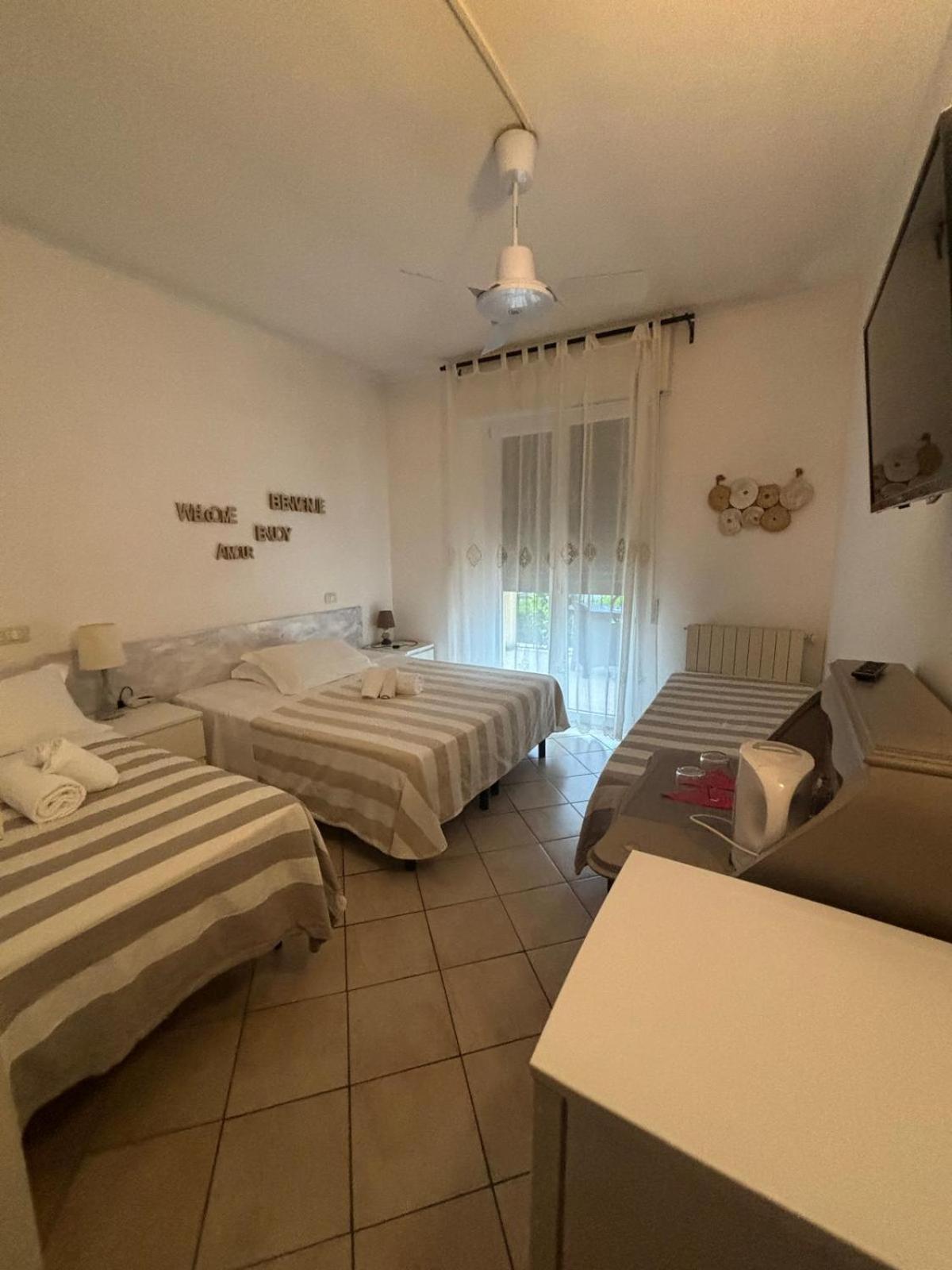 Casa Versilia Hotel Marina di Massa Extérieur photo